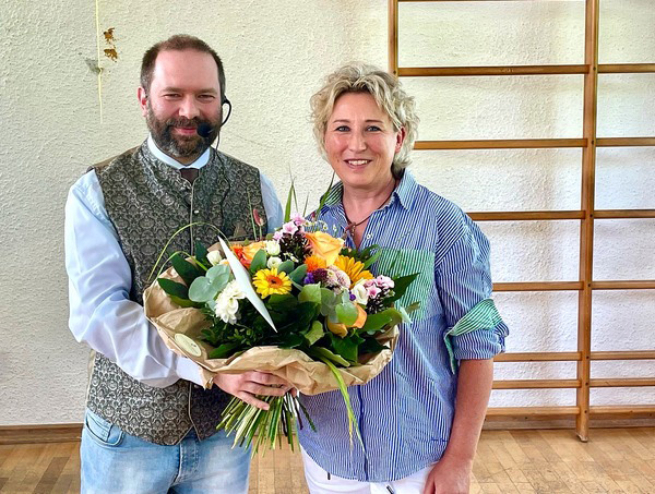 Daniela Lange freut sich über den Blumenstrauß aus den Händen von Martin Hagner zu ihrem 10jährigen Dienstjubiläum.