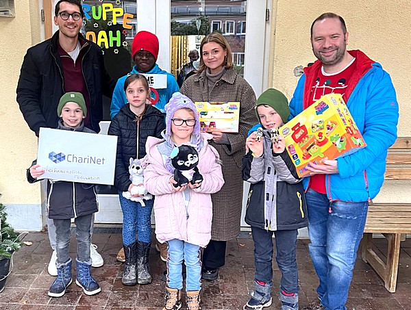 Marco Linner und Emilia Ende von ChariNet haben im Freundeskreis Spielsachen für die Josefsheimkinder gesammelt, die an Gesamtleiter Martin Hagner übergeben wurden.