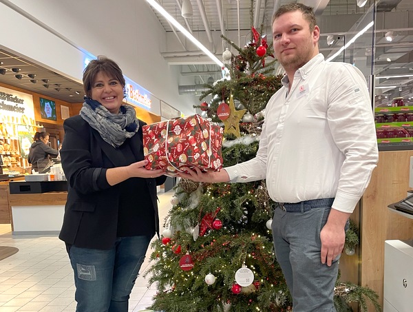  Angelika Piechaczek übernahm freudig die Geschenke von Kaufland Marktleiter Herrn Raab. 