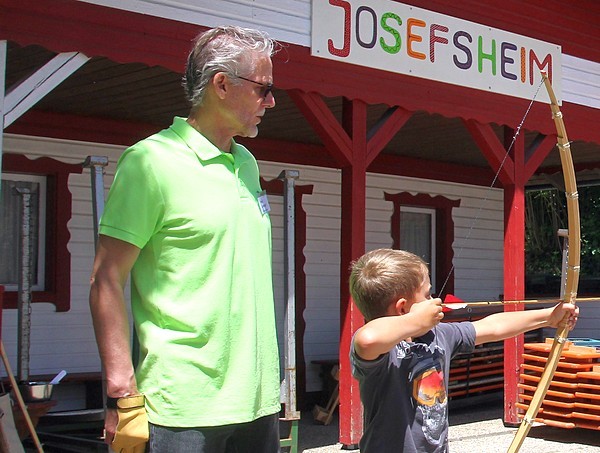 Kindern erobern beim Hoffest das Josefsheim