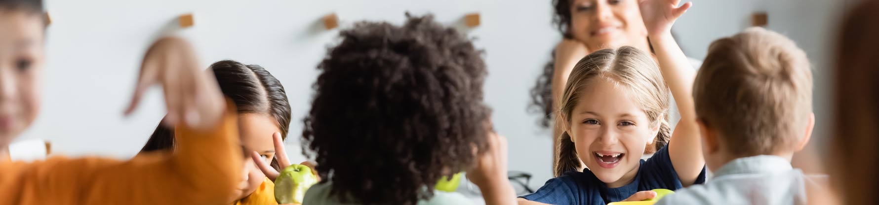 Mädchen und Jungen melden sich in der Klasse