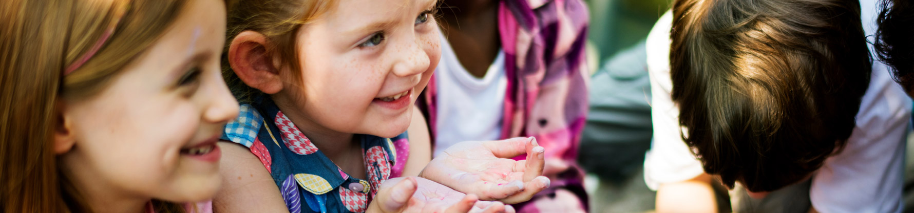 Eine Gruppe Kinder hält die Hände offen nach oben, um zu Bitten
