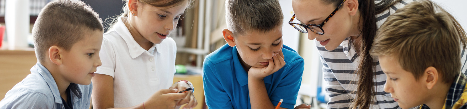 Eine Lehrerin erklärt den Schülern eine Aufgabe